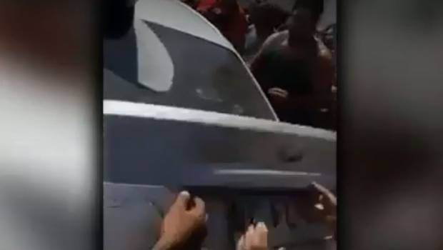 [VIDEO] Vecinos rescatan a un menor atrapado en el maletero de un automóvil en La Granja
