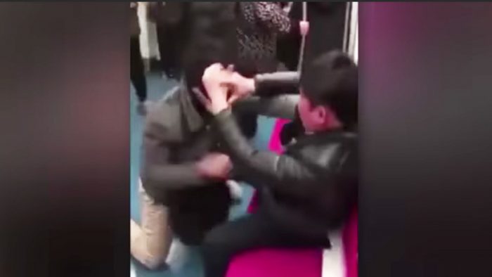 [VIDEO] No sólo en Chile llegó marzo: captan violenta pelea en el metro de China