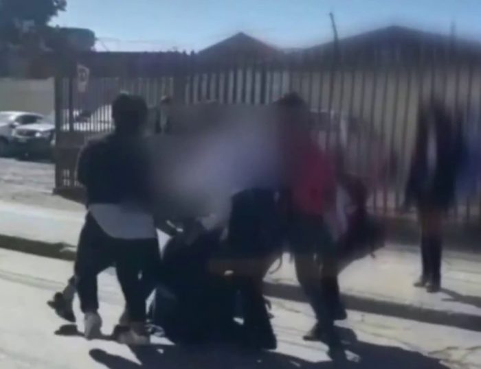 [VIDEO] Registran brutal golpiza a alumna por parte de estudiantes de otro colegio en Talcahuano