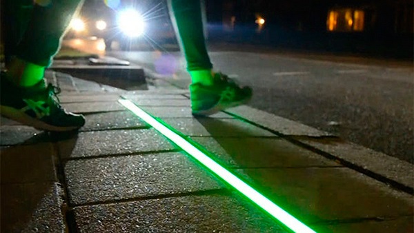 Semáforos para peatones distraídos: Las Condes implementa luces para quienes caminan mirando el celular