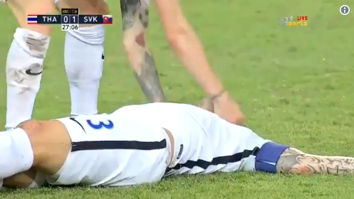 [VIDEO] El momento en que un jugador salva a su compañero de ahogarse con su propia lengua en pleno partido