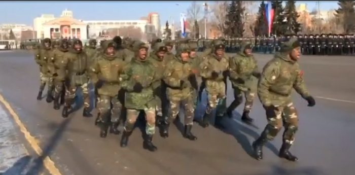 [VIDEO] Cadetes angoleños cantan y bailan mientras marchan en desfile militar en Rusia