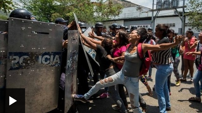 [VIDEO] Venezuela: las desesperadas protestas de los familiares de los detenidos tras un incendio en un centro de reclusión de Valencia