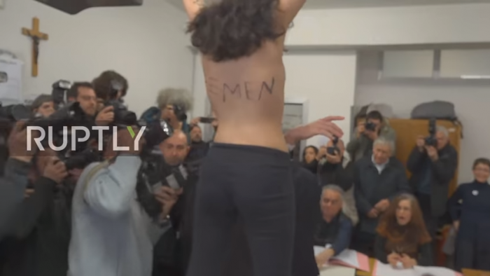 [VIDEO] Activista de Femen irrumpe semidesnuda en la votación de Berlusconi
