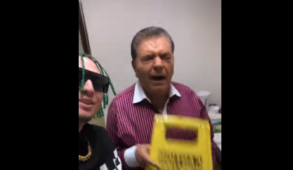 [VIDEO] El doloroso chascarro de Don Francisco junto a conocido cantante de trap