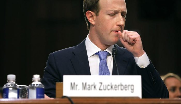 [VIDEO] El momento incomodo que pasó Mark Zuckerberg en la primera jornada de audiencias en el Congreso