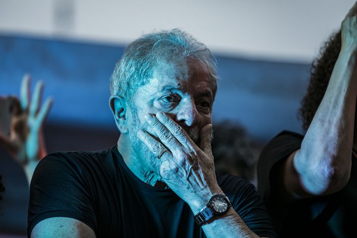 «Tira esa basura por la ventana»: polémica por repudiable audio en vuelo que llevó a Lula a prisión