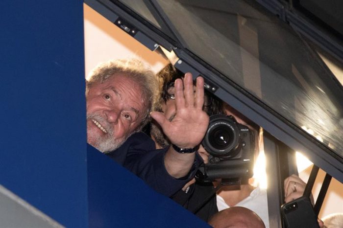 Lula mantiene silencio sobre prisión tras segunda noche en el sindicato