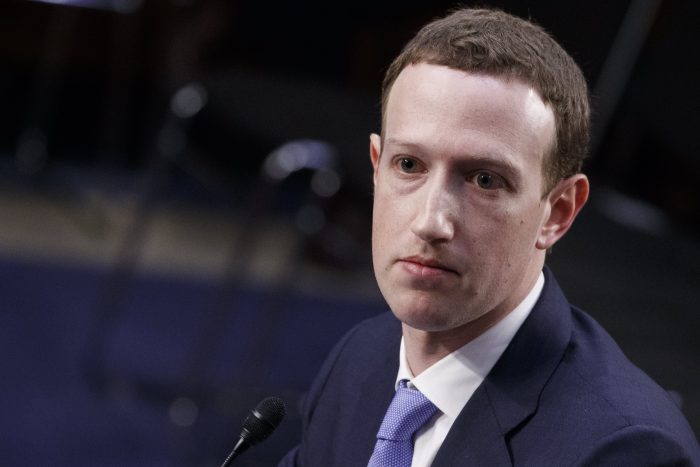 Zuckerberg asume ante el Senado de EE.UU. toda la culpa por la filtración de datos de sus usuarios