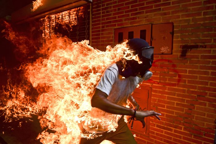 El fotoperiodista venezolano Ronaldo Schemidt gana el World Press Photo por imagen de joven en llamas