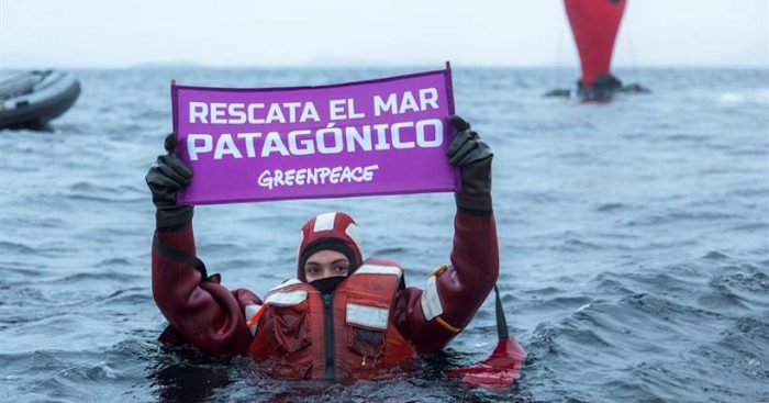 Greenpeace celebra exitosa campaña de comunidades kawésqar contra impacto de las salmoneras