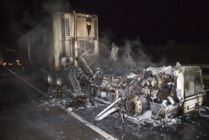 Desconocidos incendian 16 camiones en La Araucanía