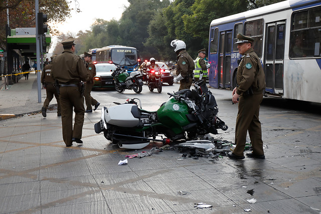 Motorista de Carabineros gravemente herido tras sufrir accidente en Santiago Centro