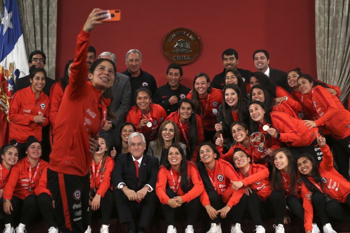 Piñera rindió homenaje a la selección femenina: «Ustedes demostraron que el fútbol no es solamente cosa de hombres»