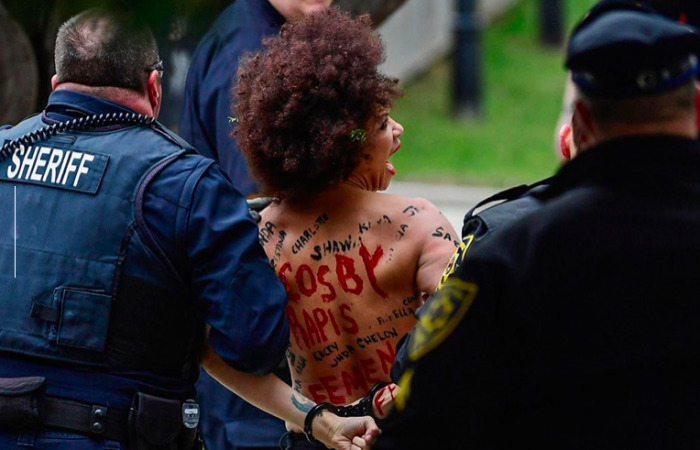 Bill Cosby enfrenta protesta en su llegada a juicio por abuso sexual: mujer en topless le gritó «la vida de las mujeres importa»