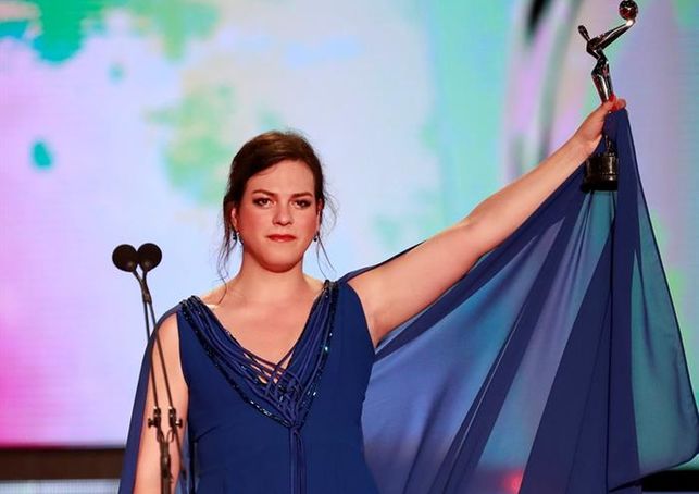 Tras tropiezo Daniela Vega realiza potente discurso sobre igualdad de género en Premios Platino