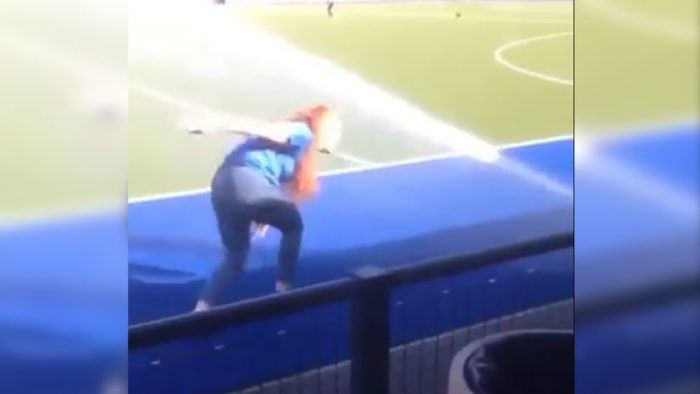 Desafortunada fanática que intenta ingresar infructuosamente a una cancha se convierte en viral en redes sociales