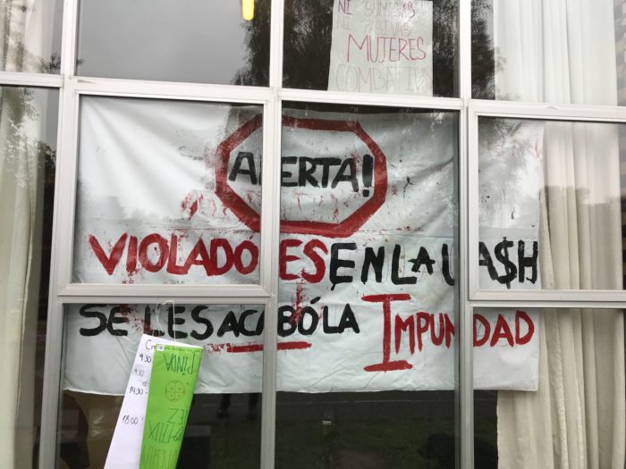 Estudiantes de la U. Austral de Chile funan a profesor acusado de acoso sexual