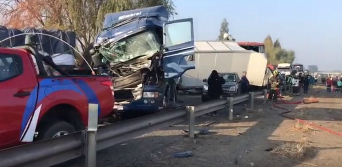 Buses, autos y camiones protagonizan fatal accidente que deja al menos 1 muerto y 40 heridos en Ruta 5 Sur