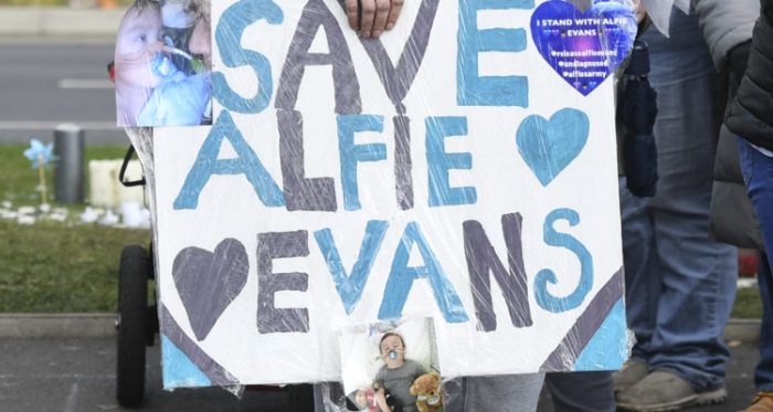 Muere Alfie Evans, el niño británico que fue objeto de una batalla judicial para continuar con su vital tratamiento