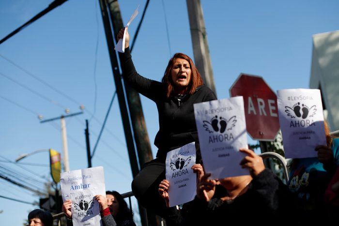 Caso Ámbar: manifestantes arrojan piedras a Fiscalía en la ciudad de Los Andes en inicio de formalización al único imputado