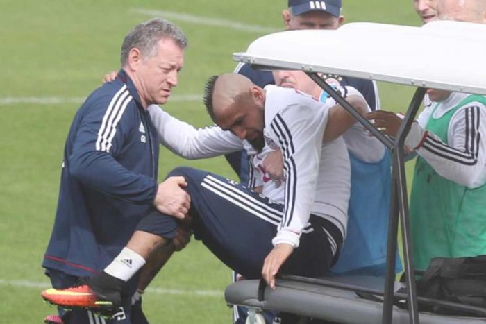 Preocupación en la «Roja»: Vidal abandona entrenamiento del Bayern por problemas en su rodilla derecha