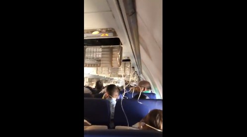 [VIDEO] Pasajeros captan desde el interior el aterrizaje forzoso de un avión que dejó un muerto en Estados Unidos