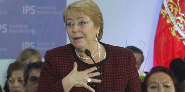 Bachelet, a favor de «revisar» el papel del Tribunal Constitucional