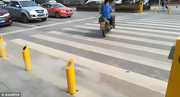 El curioso «castigo» para peatones que decidan cruzar con luz roja en las calles de China