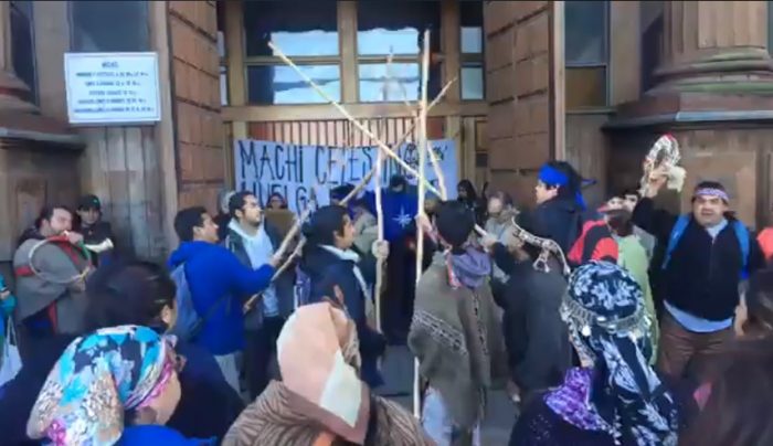 Manifestantes irrumpen en la Catedral de Puerto Montt en apoyo al machi Celestino Córdova