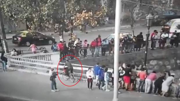 [VIDEO] Curioso ciclista cayó al Mapocho por mirar «muy de cerca» accidente ocurrido en el lugar