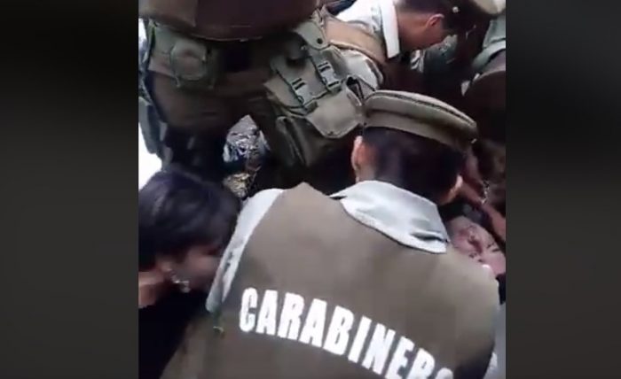 [VIDEO] Denuncian violenta detención de Carabineros a jóvenes que vendían comida en la calle