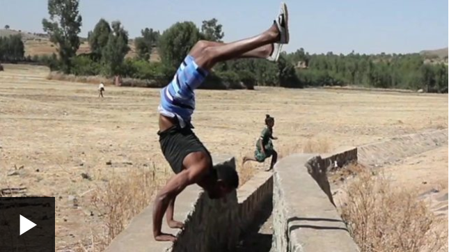 [VIDEO] El hombre que camina con las manos 6 horas al día