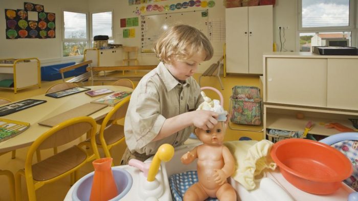 Contraloría avala campaña que regalaba muñecas a niños tras denuncia de conservadores