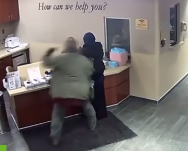 [VIDEO] Hombre golpea a joven musulmana en un hospital en Estados Unidos