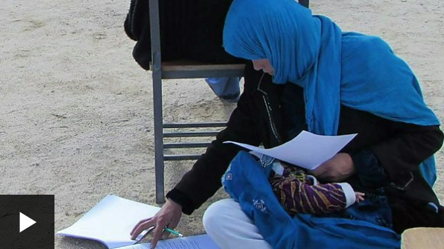 [VIDEO] La mujer que entró a la universidad haciendo su examen mientras amamantaba a su hija