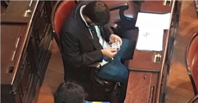 [VIDEO] Como en el colegio: sorprenden a asesores de parlamentarios intercambiando láminas de álbum en plena sesión