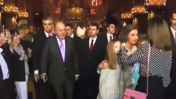 [VIDEO] El comentado registro de la tensión entre la reina Letizia y su suegra, doña Sofía, por una foto con sus nietas