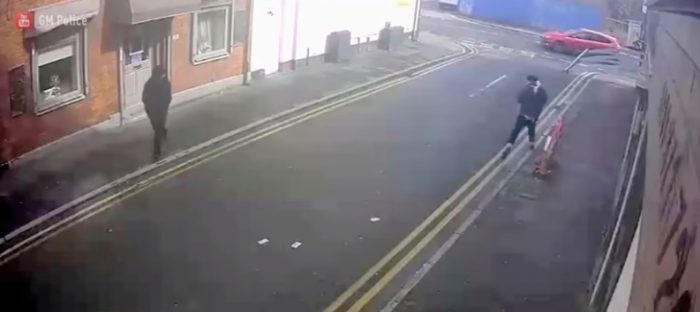 [VIDEO] Por no calcular el viento ladrón pierde botín a la salida de un asalto
