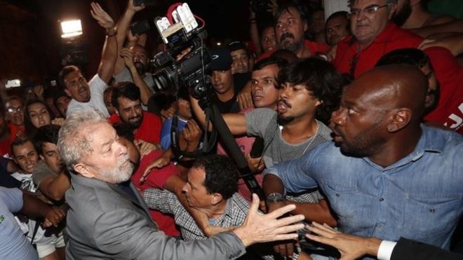 Luiz Inácio Lula da Silva se entrega a la policía para comenzar a cumplir la pena por corrupción
