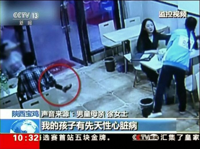El video de la «embarazada cruel» que hace tropezar a un niño en un restaurante chino