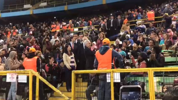 Piñera es recibido entre aplausos de inmigrantes que repletan estadio Víctor Jara buscando regularizar su situación migratoria