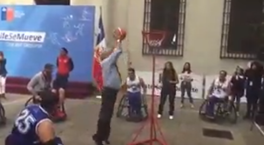 [VIDEO] El comentado registro de Sebastián Piñera jugando básquetbol en La Moneda