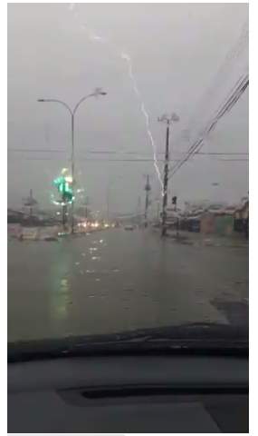 [VIDEO] Registro capta momento justo en que cae un rayo a un poste en Punta Arenas provocando masivo corte de luz