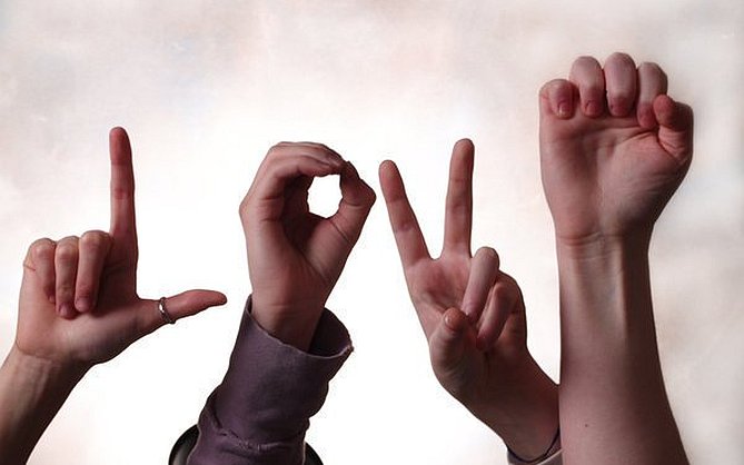 ¿De quién es la culpa? La comunidad sorda y la tardía inclusión de la lengua de señas en la sociedad