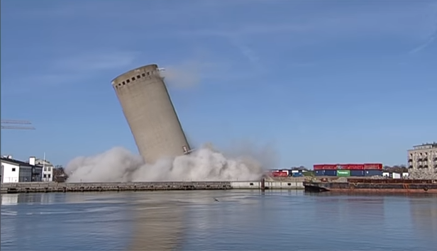 [VIDEO] ¿Error de cálculo?: derrumbe de silo resulta terriblemente mal y cae sobre una biblioteca