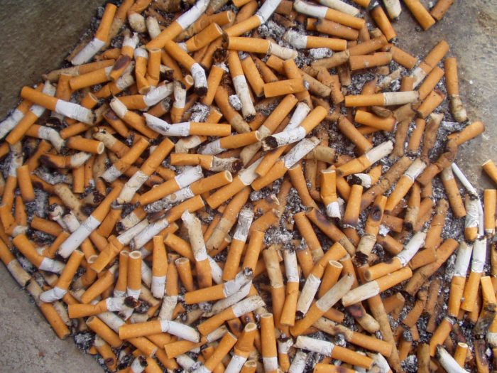 A 20 años del lobby y presión de la industria tabacalera, hoy se repite lo mismo