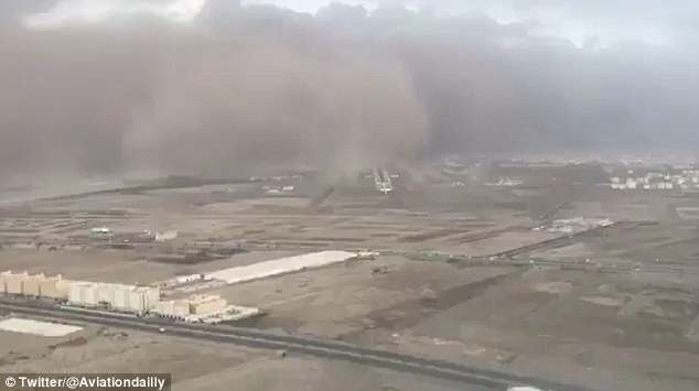 Registran peligroso aterrizaje de avión en medio de una tormenta de arena
