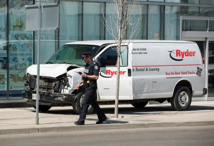 Canadá: una furgoneta atropella a varios peatones en una concurrida intersección de Toronto
