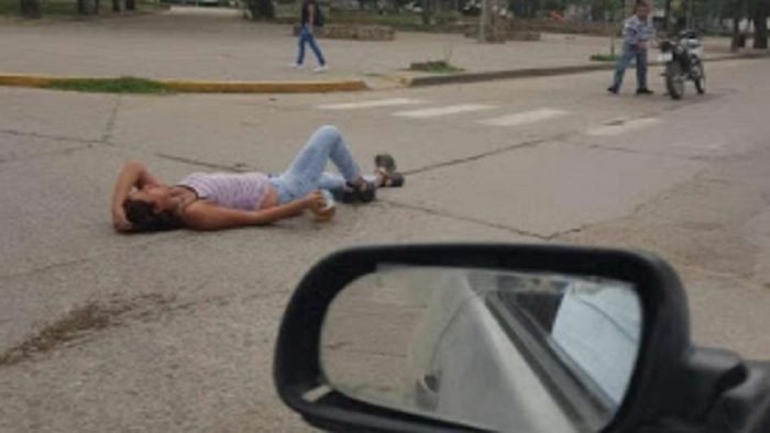 [VIDEO] Mujer cayó de una moto tras cruzar en rojo pero no soltó su vaso de cerveza